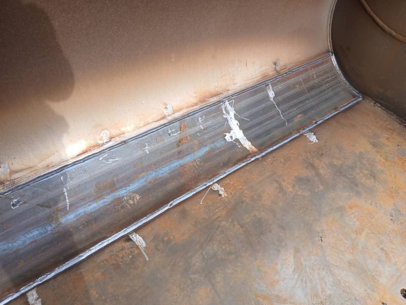 Installation d'une plaque anti usure sur mon fond de godet en Gironde